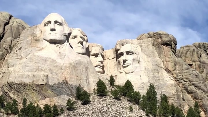 俗称:总统山.由左至右依次为华盛顿,杰斐逊,罗斯福及林肯的雕像.