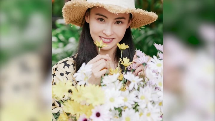 张柏芝晒春游照,戴草帽手捧鲜花笑容明艳,就像19岁的时候.