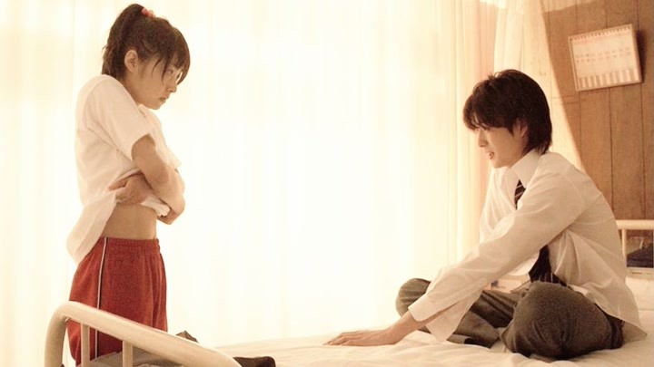 日本漫改爱情电影，为了儿时许下的承诺，女孩和骨灰盒结婚