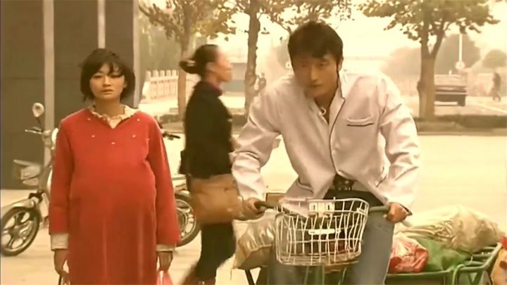 中国家庭：女孩未婚先孕，被父亲打半死赶出门，不料半路撞见男友
