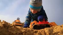儿童挖掘机挖土动画视频，挖掘机挖土挖断水管