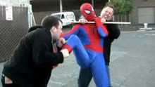 现实生活中的超级英雄，蜘蛛侠收拾坏人，实力竟然不分上下！