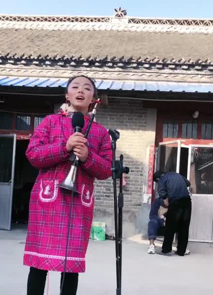 农村美女吹唢呐图片