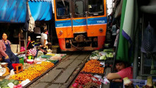 泰国火车有多“落后”？火车贴脸经过菜市场，人们根本不当回事