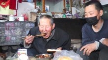 小鹏嘴馋炖了一锅红烧肉，出锅后先给84岁老大爷品尝，老人吃嗨了