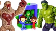 奥特曼玩具屋：巨大的怪物出现了！变成了神奇的绿巨人！