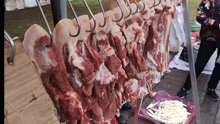 摆地摊卖猪肉真的难一天一个价，猪肉大家哪里多少钱一斤？