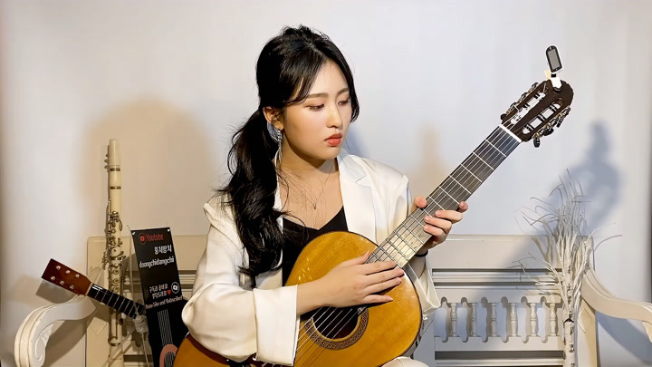 韩国美少女杨娜演奏巴赫《G弦咏叹调》她也用调音器