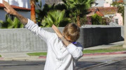 Justin Bieber 白衣少年在街上哼歌 (加利福尼亞伯班克1/11/2017 480p)