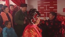 刘老根结婚当天，锣鼓喧天热闹非凡，刘老根拿剪刀往脸上蹭来蹭去
