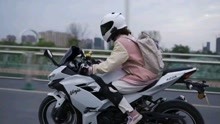 川崎忍400女骑骑车展示白色的川崎，反差萌＃女骑＃机车