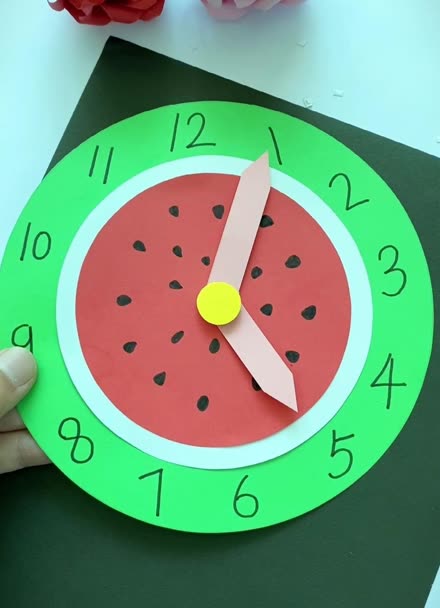 用几个圆形纸片做个西瓜钟表模型吧,还可以让孩子更直观的认识时