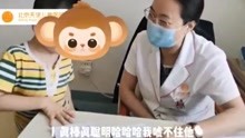 查房进行时王波医生与家长沟通孩子康复情况