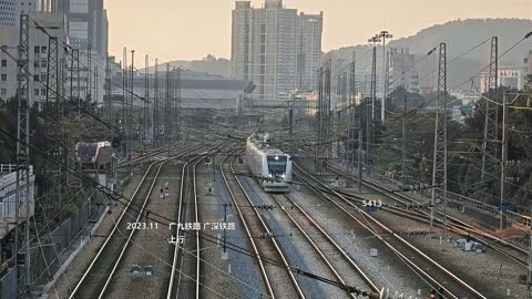 坐着火车游中国,广深城际动车在广州东站外会车