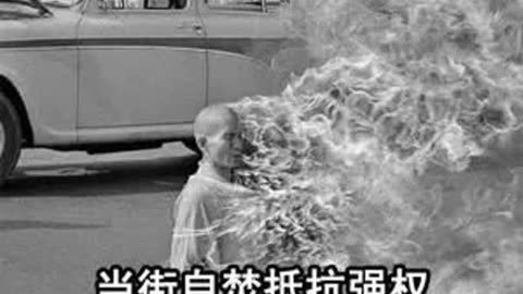 1963年越南高僧释广德,抗议强权当街自焚,被大火吞噬却岿然不动