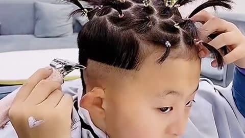 10岁小男孩全网最小的发型师