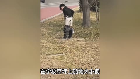 三岁孩子随地小便图片